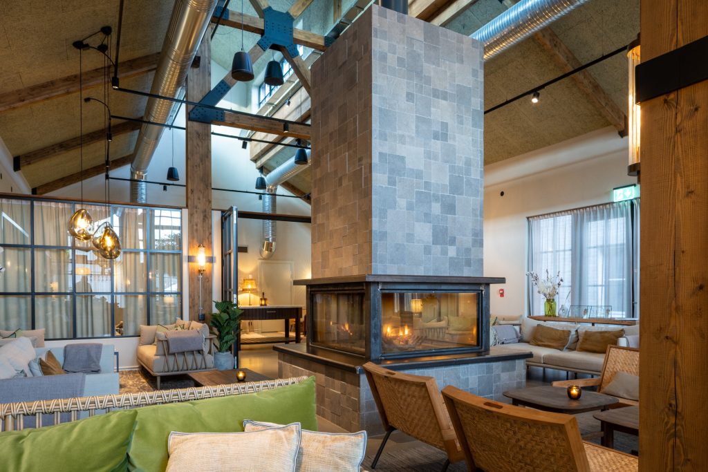 Plattsättning på Spaavdelning på Högbo brukshotell