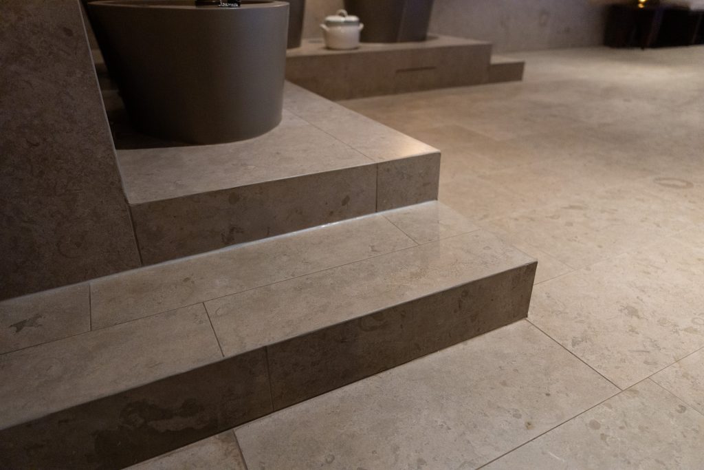 Plattsättning på Spaavdelning på Högbo brukshotell