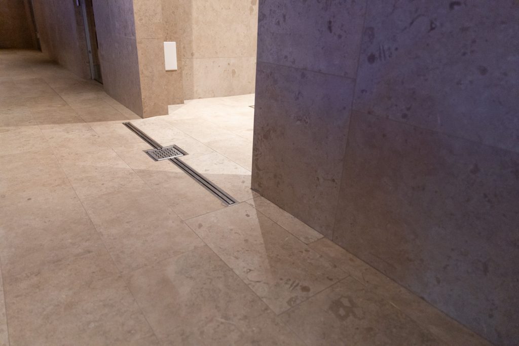 Plattsättning på Spaavdelning på Högbo brukshotell