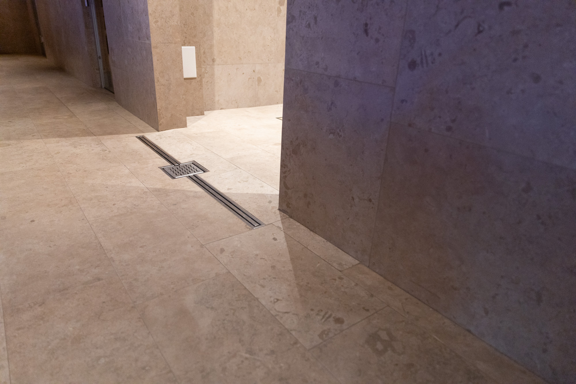 Plattsättning på Spaavdelning på Högbo brukshotell